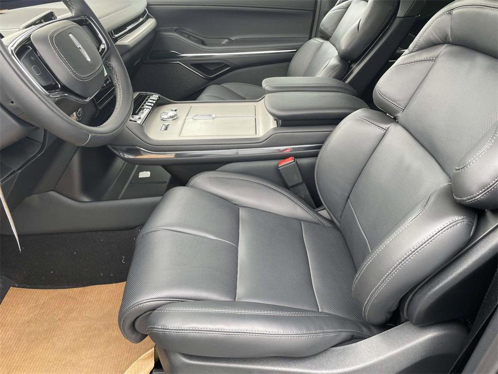 new 2025 Lincoln Navigator car, priced at $100,995