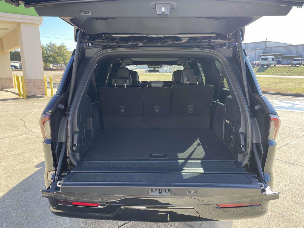 new 2025 Lincoln Navigator car, priced at $91,119