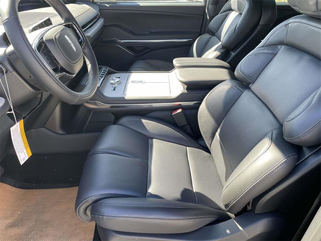 new 2025 Lincoln Navigator car, priced at $97,495