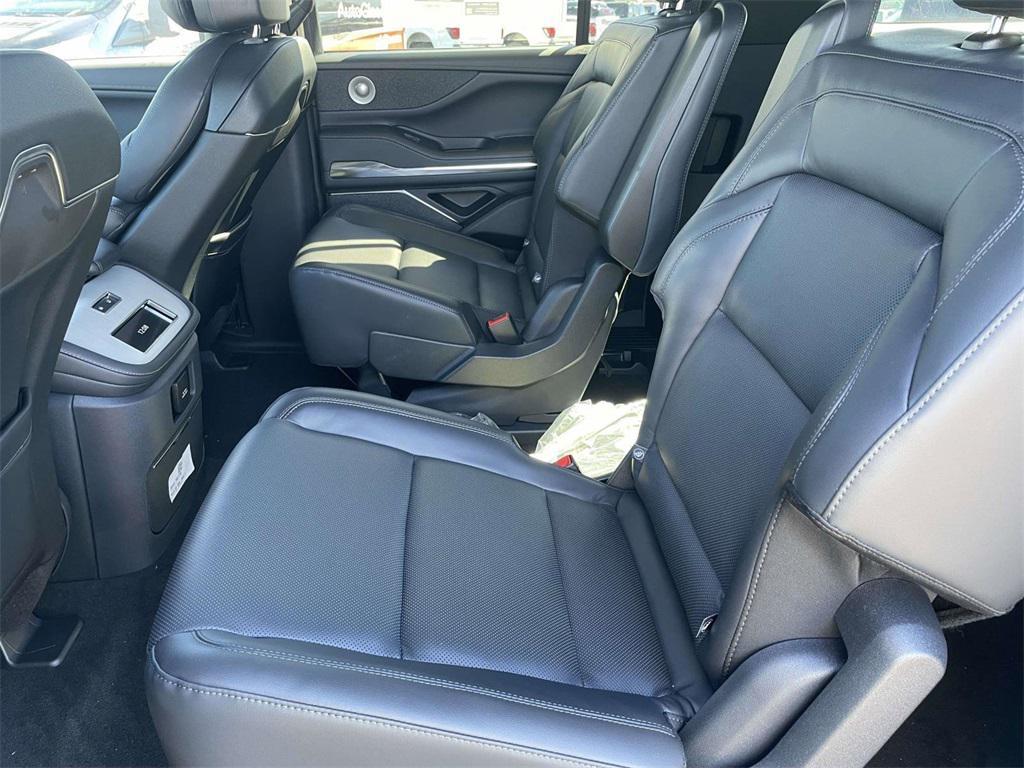 new 2025 Lincoln Navigator car, priced at $100,995