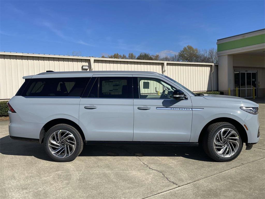 new 2025 Lincoln Navigator car, priced at $94,495