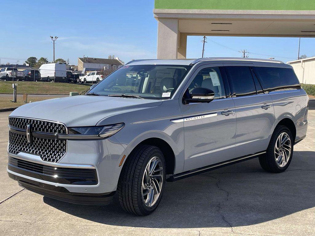 new 2025 Lincoln Navigator car, priced at $88,900