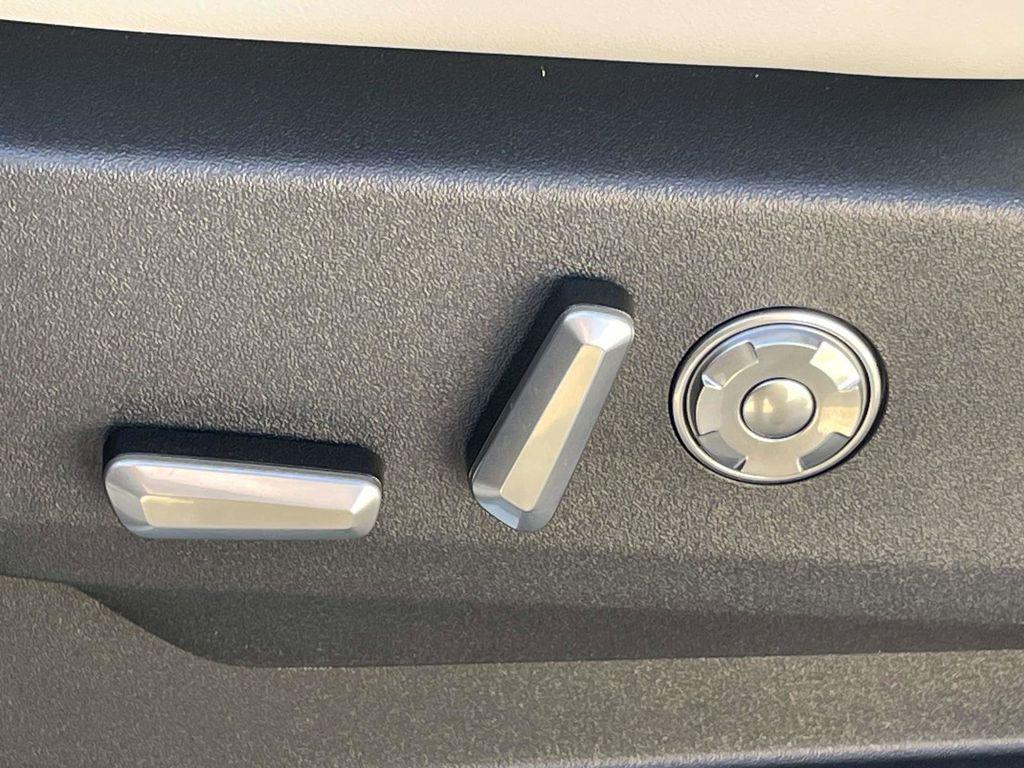 new 2025 Lincoln Navigator car, priced at $88,900