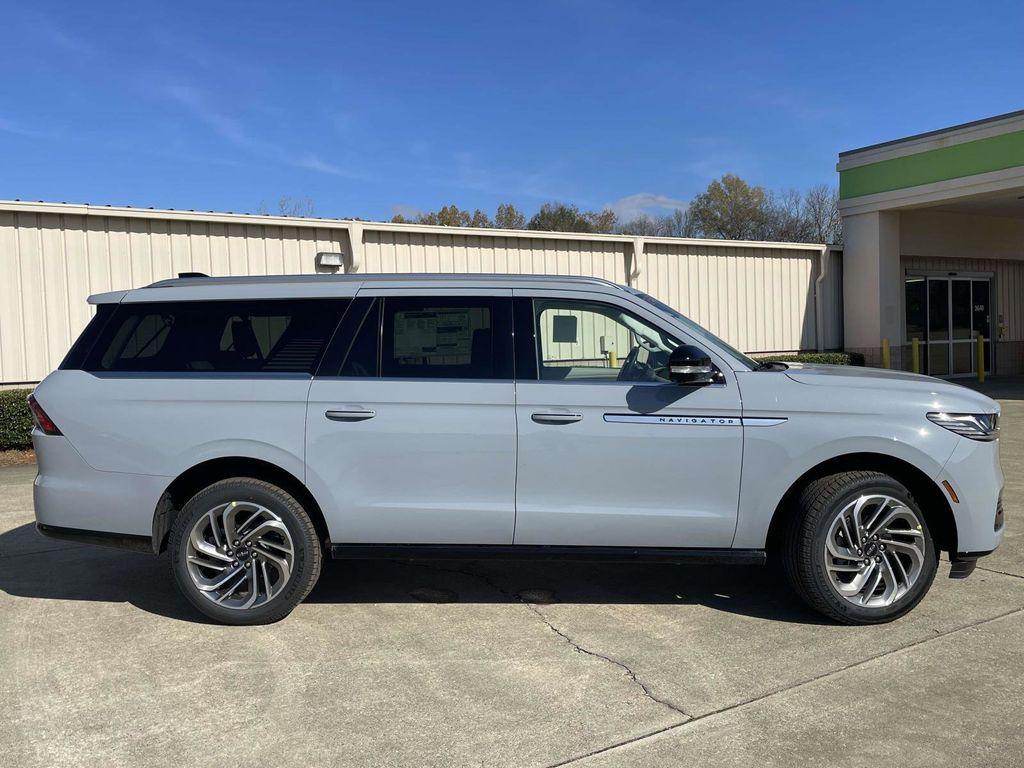 new 2025 Lincoln Navigator car, priced at $88,900