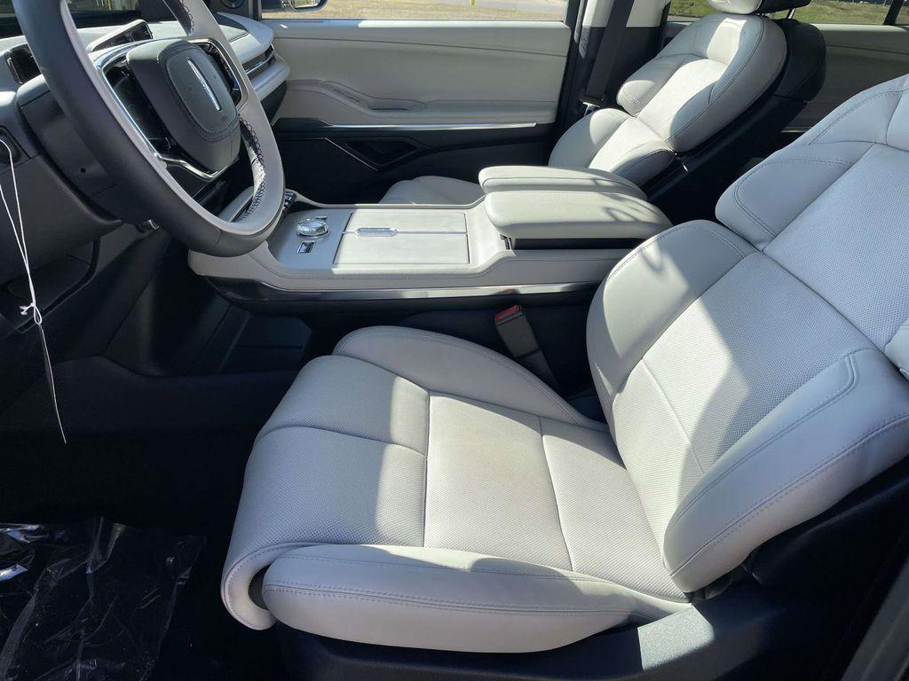 new 2025 Lincoln Navigator car, priced at $88,900