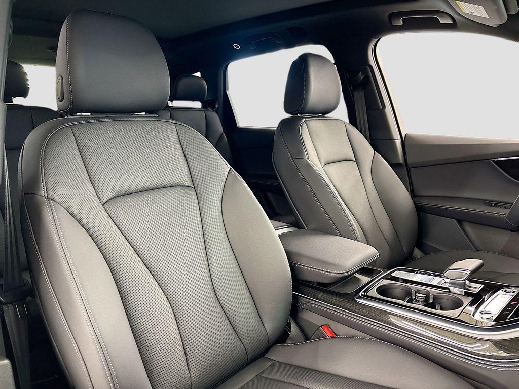 new 2025 Audi Q7 car, priced at $73,960