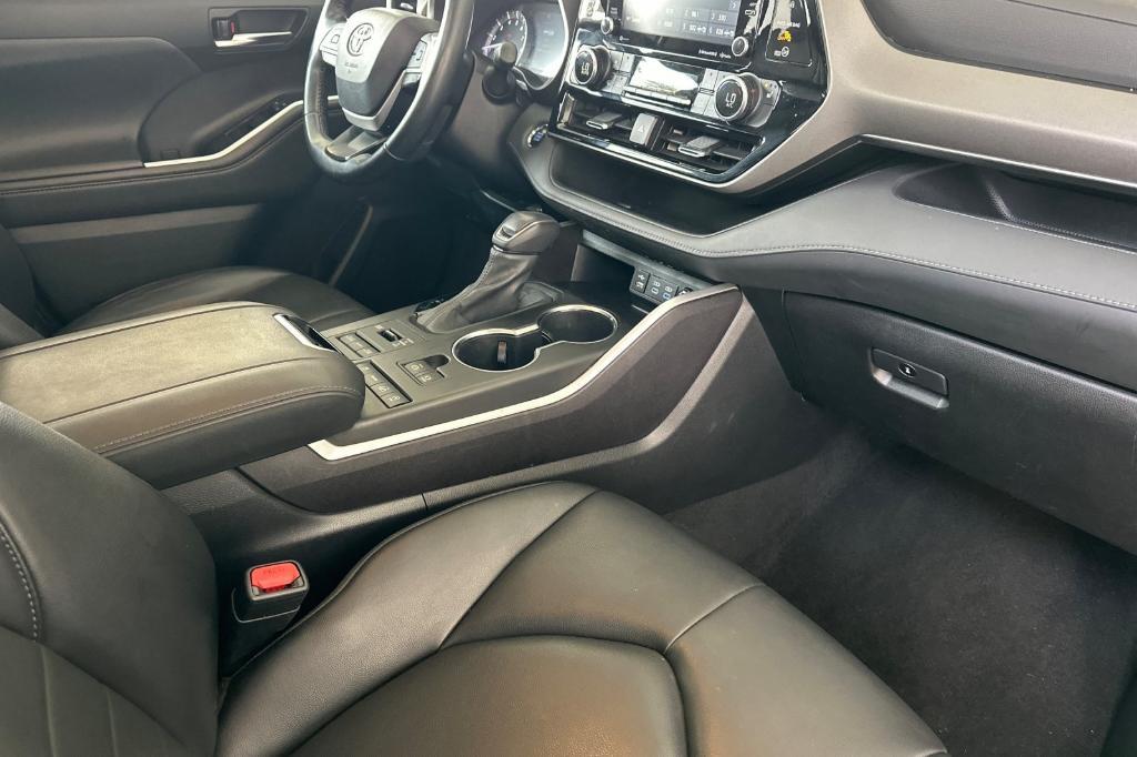 used 2022 Toyota Highlander car, priced at $29,526