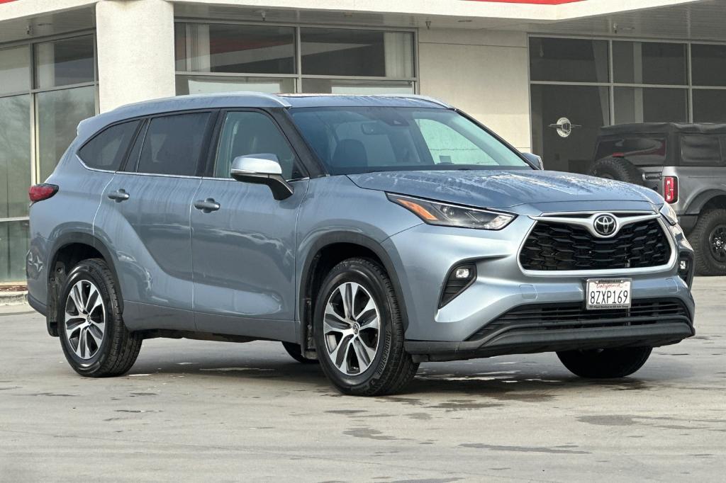 used 2022 Toyota Highlander car, priced at $29,526