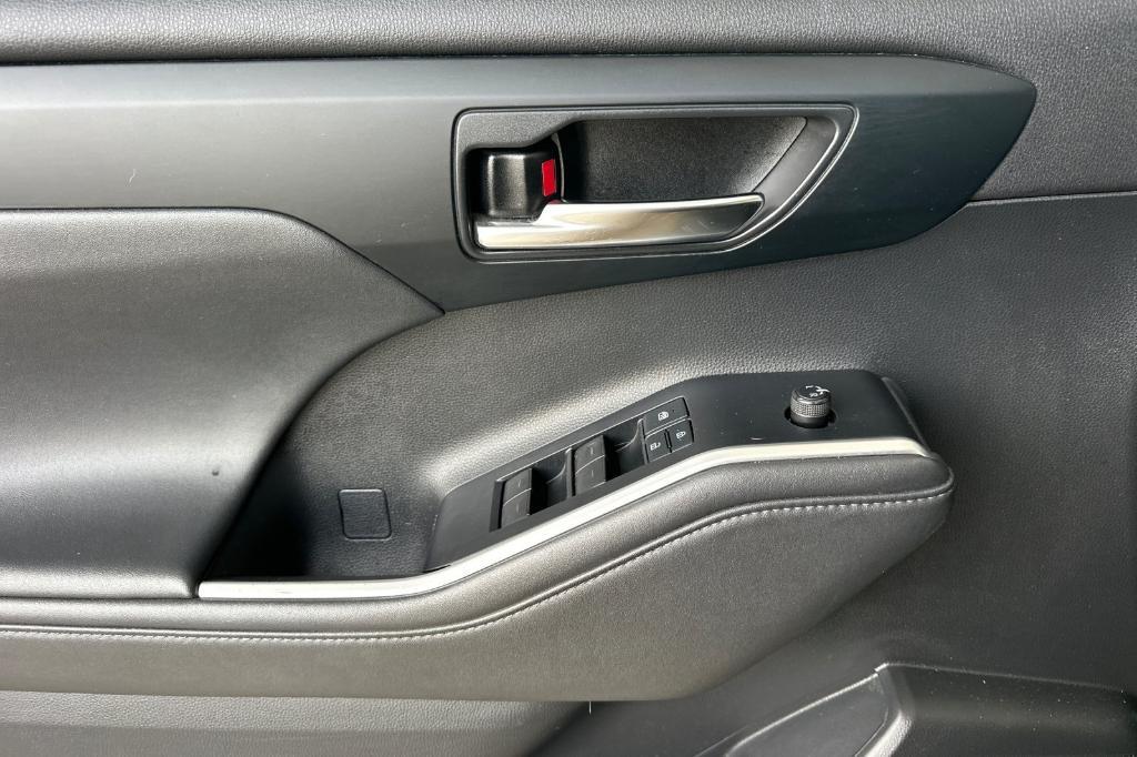 used 2022 Toyota Highlander car, priced at $29,526