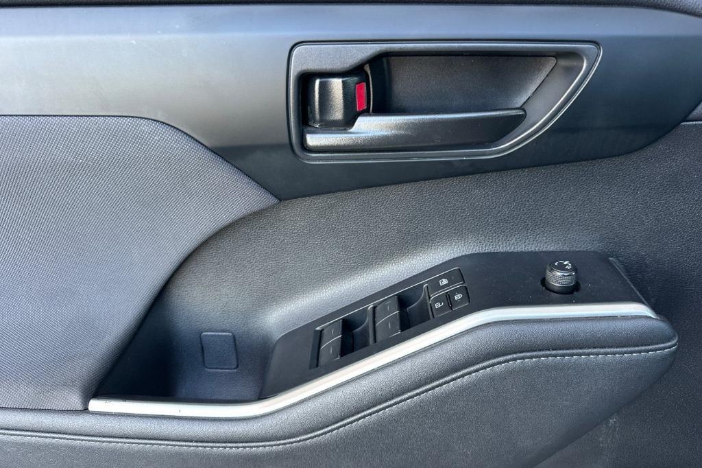 used 2024 Toyota Highlander car, priced at $30,592