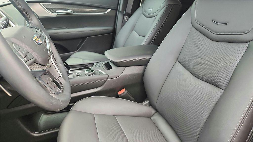 used 2025 Cadillac XT5 car, priced at $50,987