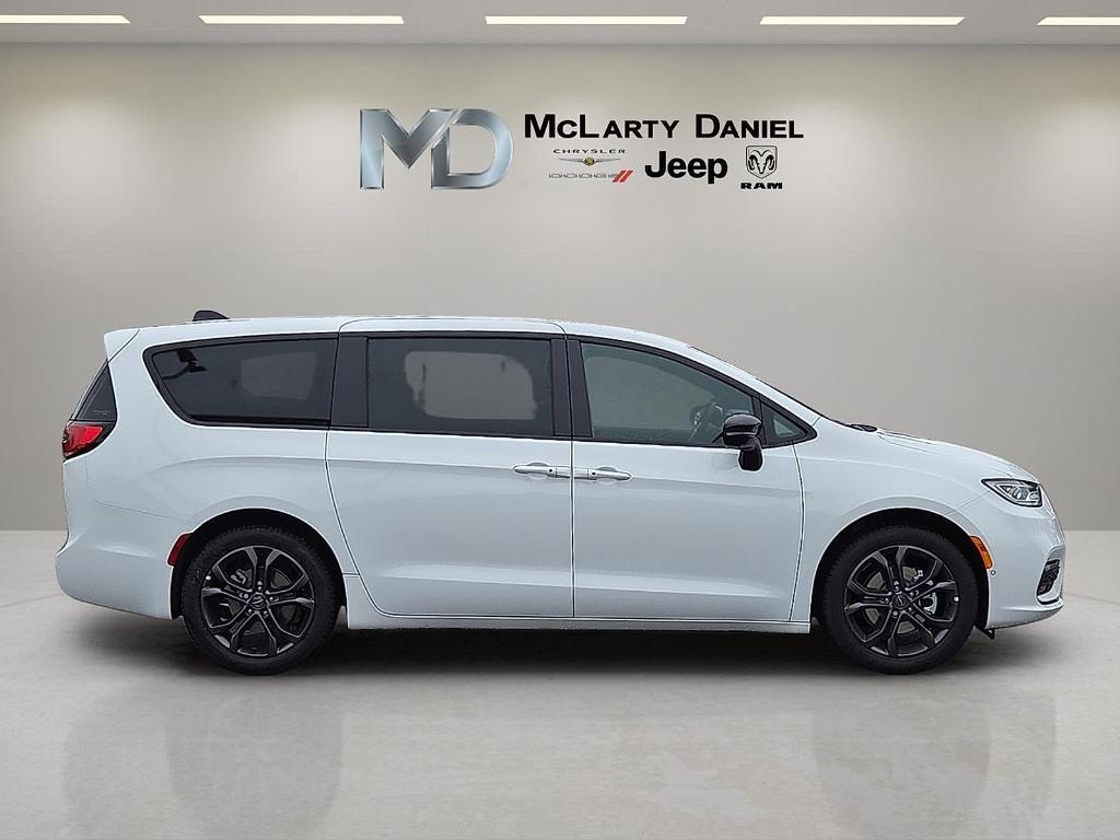 new 2026 Chrysler Pacifica car, priced at $38,329