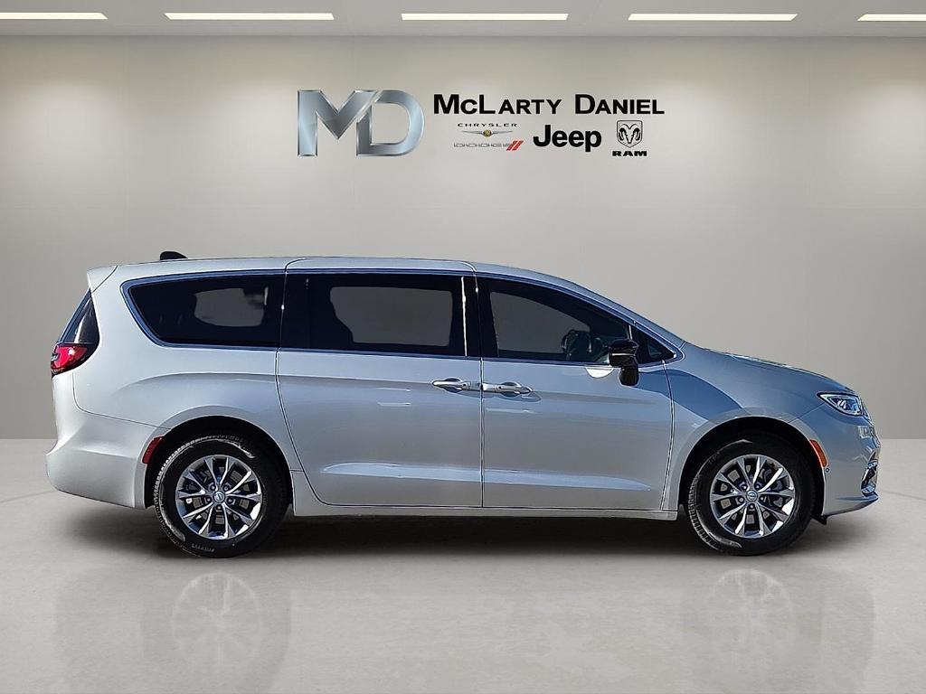 new 2026 Chrysler Pacifica car, priced at $40,645