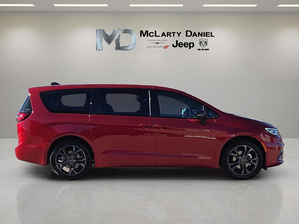 new 2026 Chrysler Pacifica car, priced at $39,235