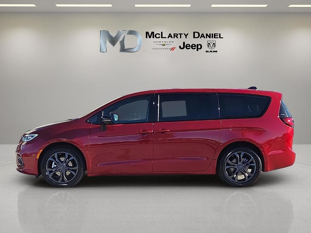 new 2026 Chrysler Pacifica car, priced at $39,235