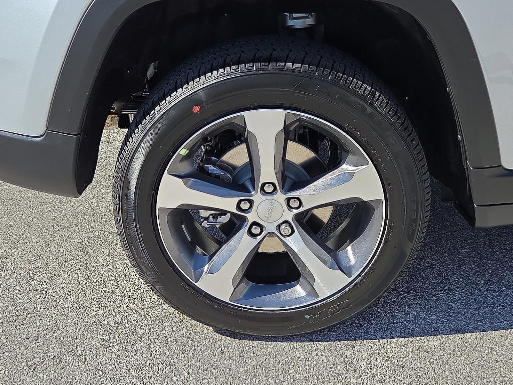 new 2025 Jeep Grand Cherokee car, priced at $42,017