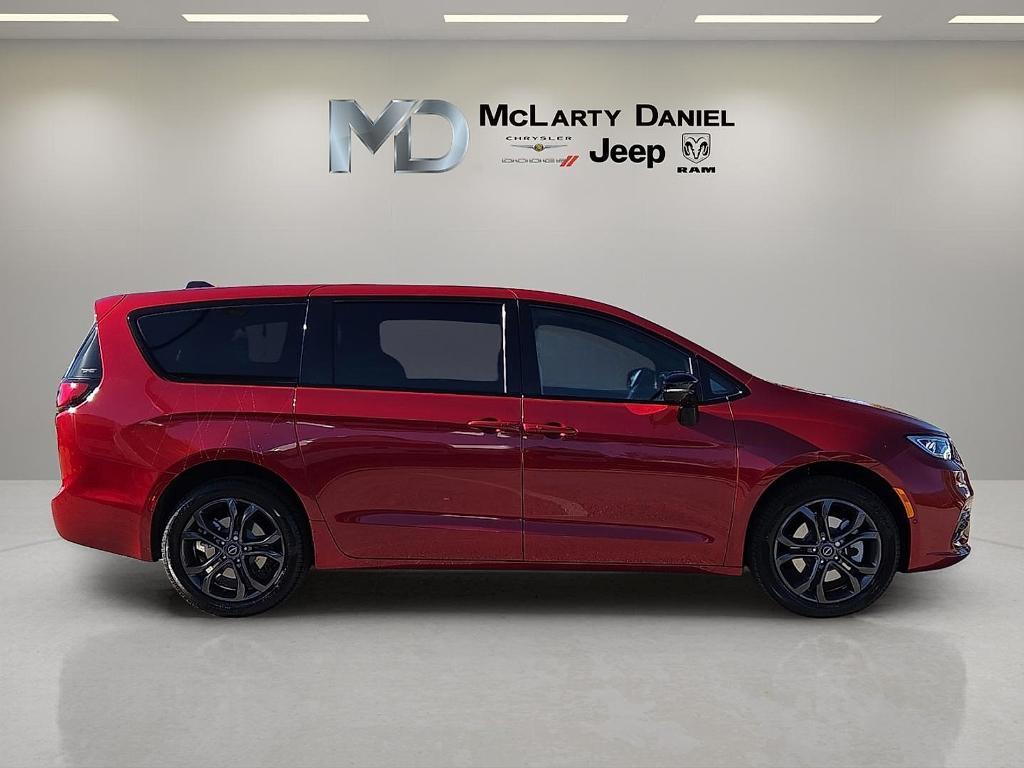 new 2026 Chrysler Pacifica car, priced at $42,471