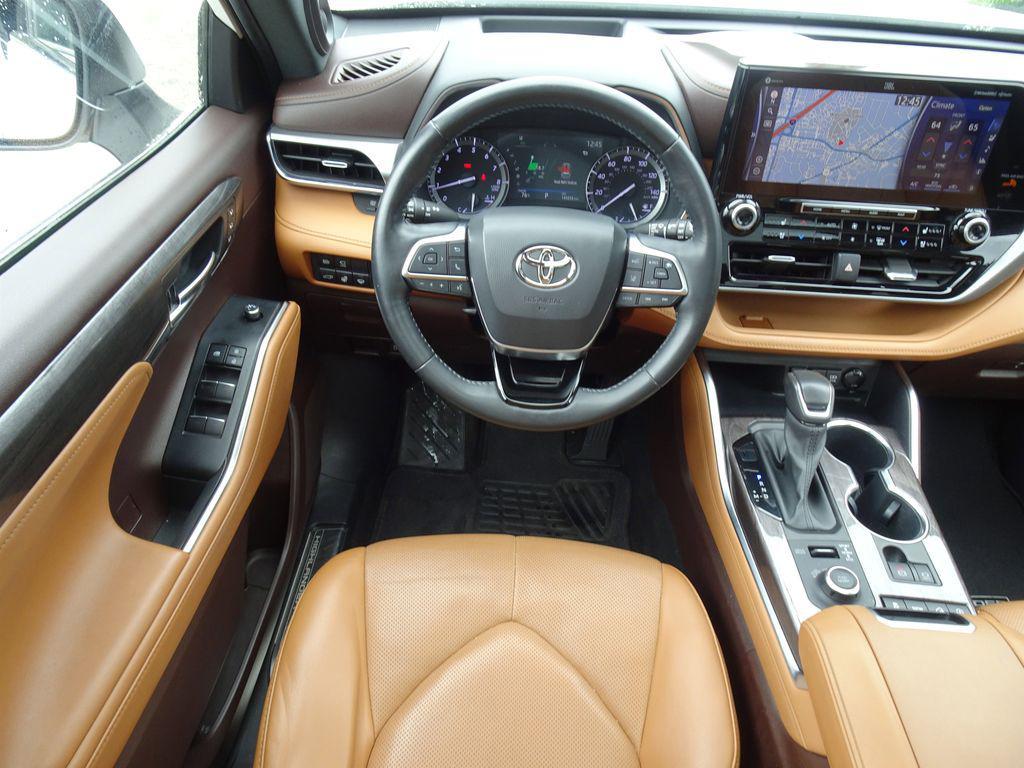 used 2021 Toyota Highlander car, priced at $31,000