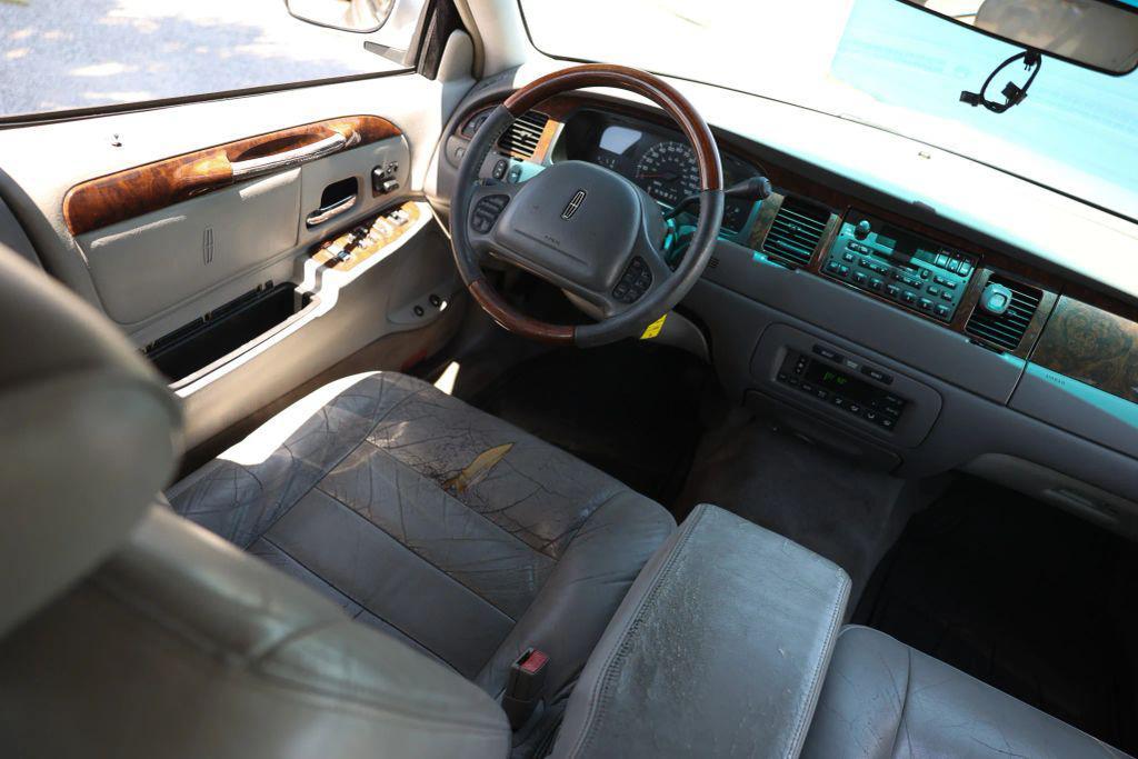 used 2001 Lincoln Town Car car, priced at $4,400