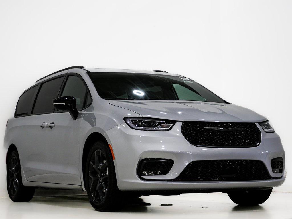 new 2026 Chrysler Pacifica car, priced at $40,935