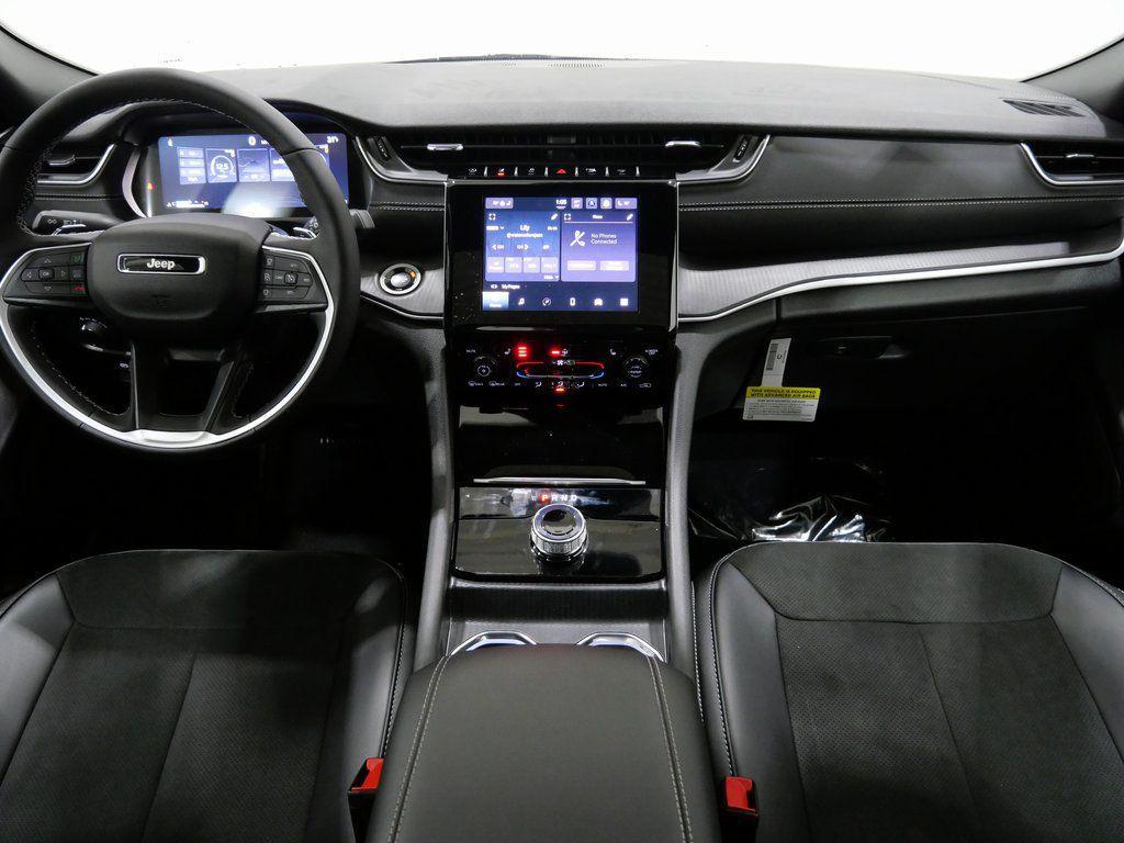 new 2025 Jeep Grand Cherokee car, priced at $40,946