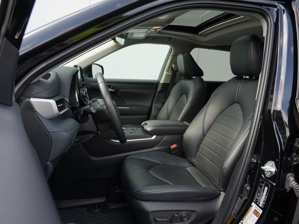 used 2023 Toyota Highlander car, priced at $39,249