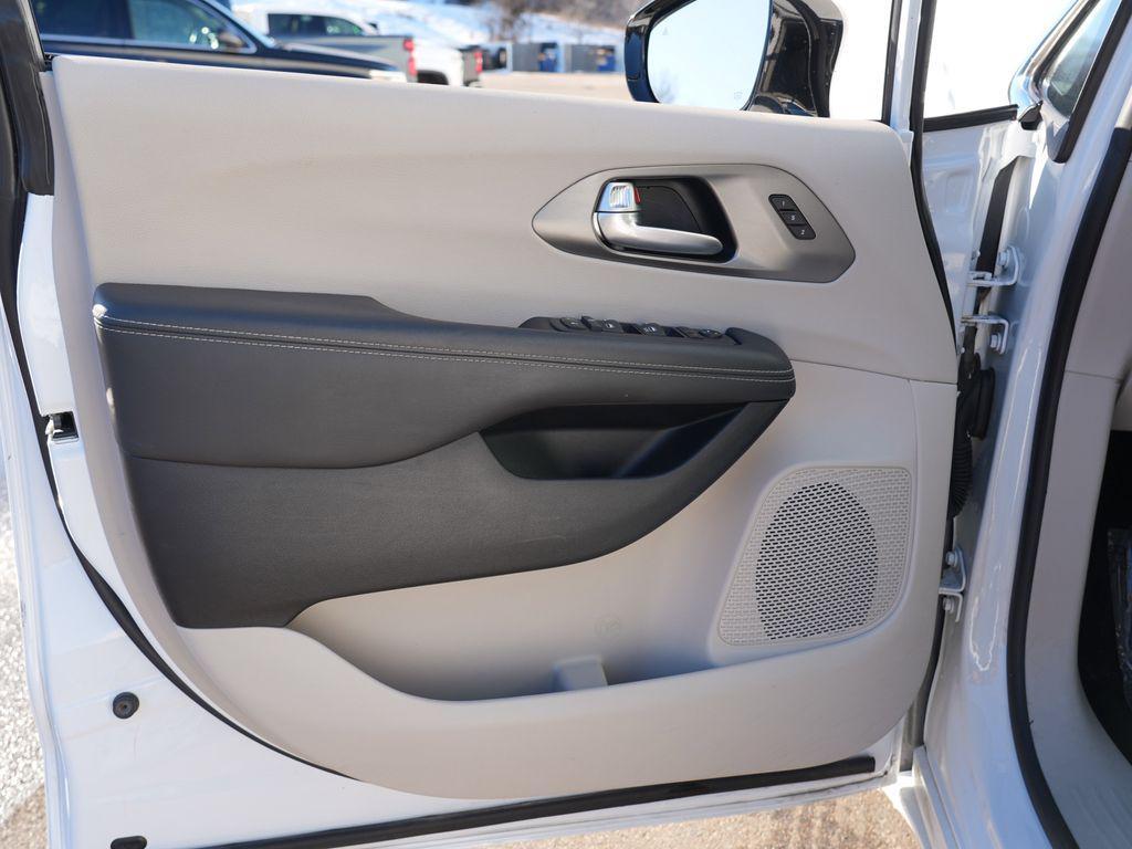 used 2024 Chrysler Pacifica car, priced at $28,999