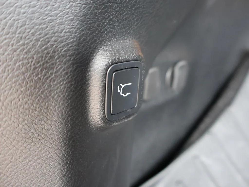 used 2020 Jeep Cherokee car, priced at $17,246