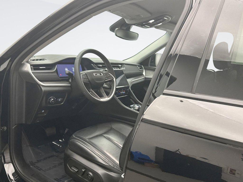 used 2023 Jeep Grand Cherokee car, priced at $33,399