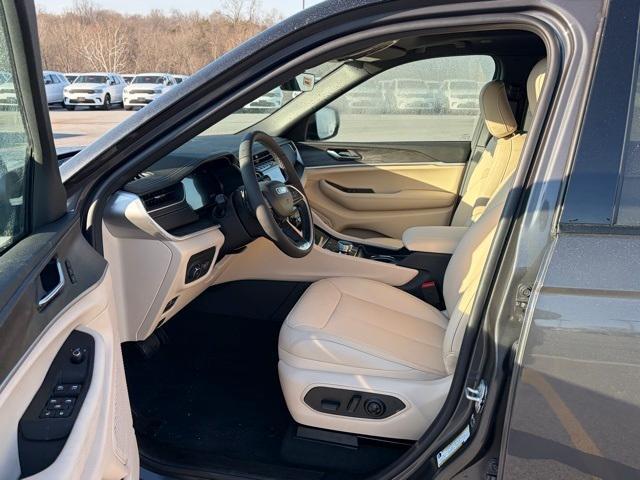 new 2025 Jeep Grand Cherokee car, priced at $50,020