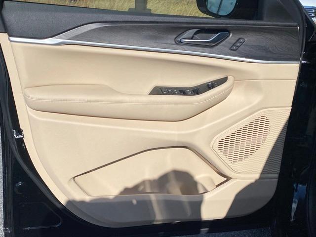 new 2025 Jeep Grand Cherokee car, priced at $45,750