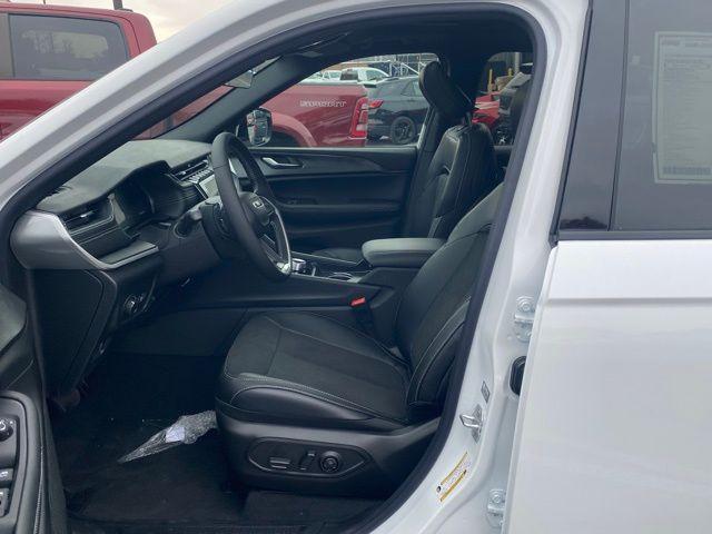 new 2025 Jeep Grand Cherokee car, priced at $35,000