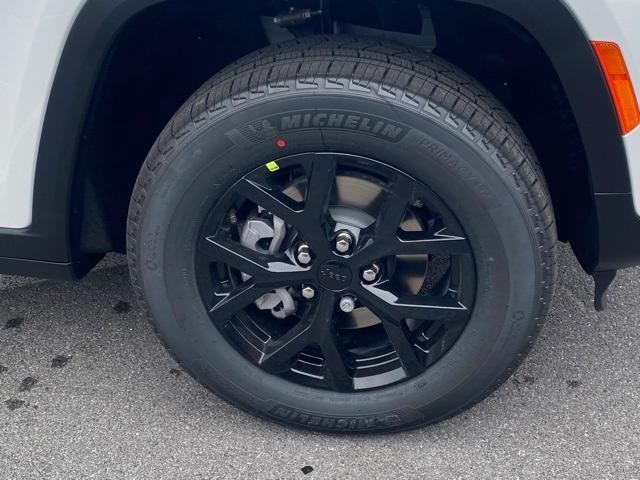 new 2025 Jeep Grand Cherokee car, priced at $40,250