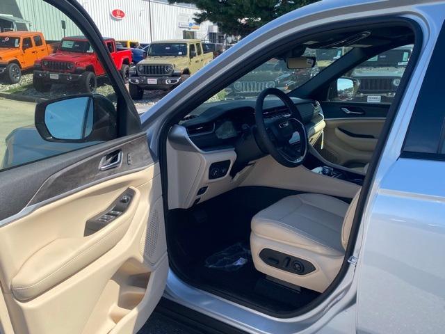 new 2025 Jeep Grand Cherokee car, priced at $40,000