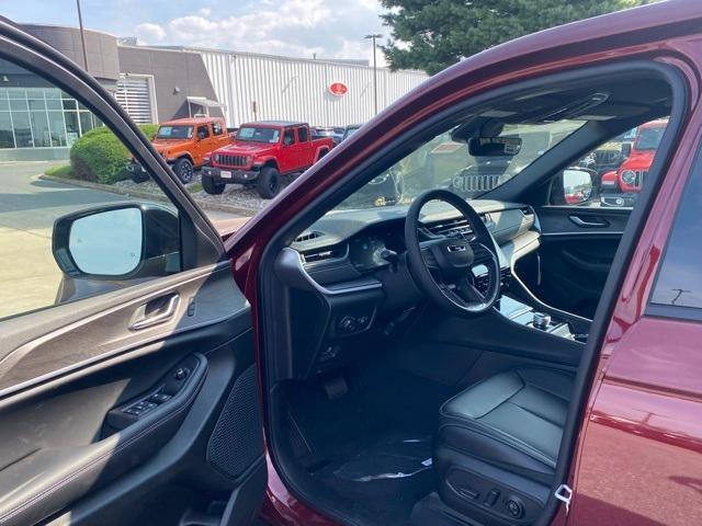 new 2025 Jeep Grand Cherokee car, priced at $43,750