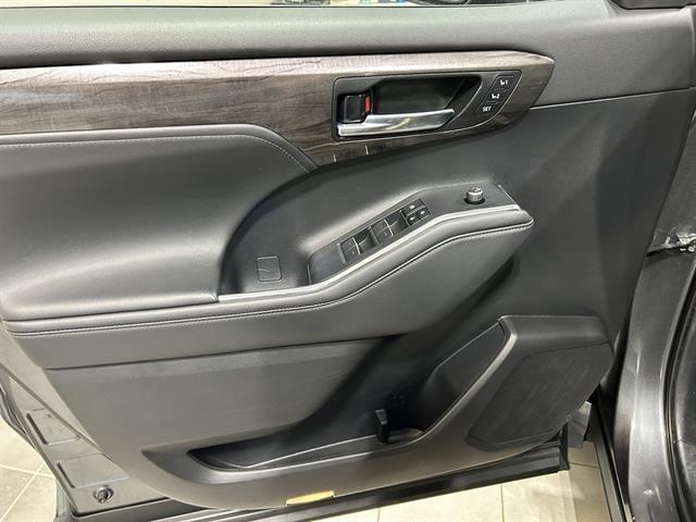 used 2022 Toyota Highlander car, priced at $34,595