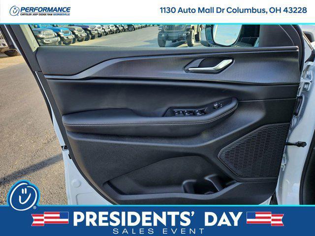 new 2025 Jeep Grand Cherokee car, priced at $40,790