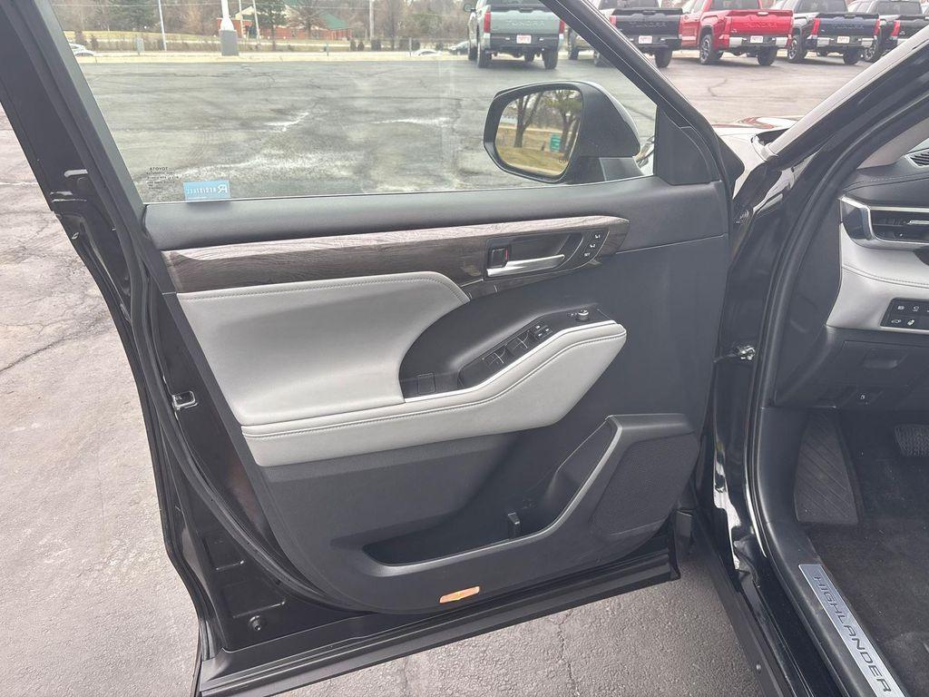 used 2023 Toyota Highlander Hybrid car, priced at $45,915