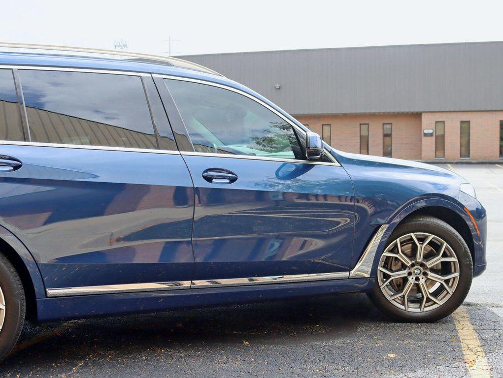 BMW X7 view 4