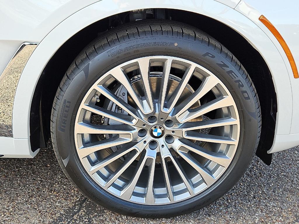 new 2026 BMW X7 car, priced at $100,585