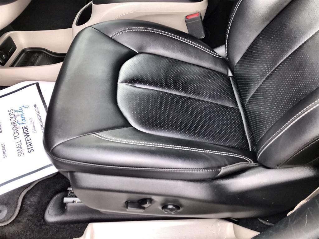 used 2024 Chrysler Pacifica car, priced at $33,875