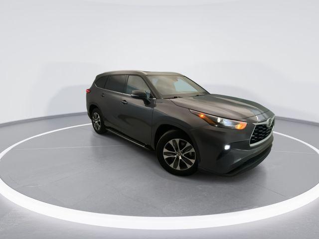 used 2022 Toyota Highlander car, priced at $29,014