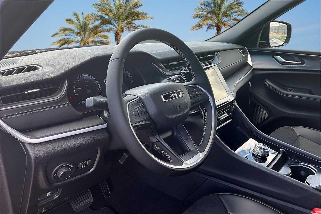 new 2025 Jeep Grand Cherokee car, priced at $38,053