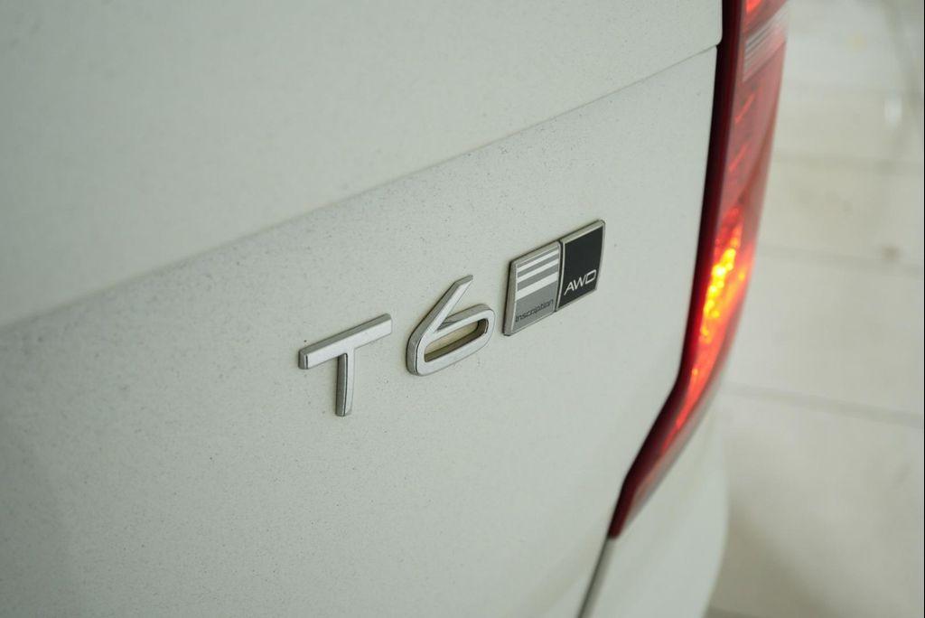 2020 White / Gray Volvo XC90