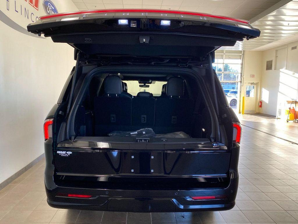 new 2025 Lincoln Navigator car, priced at $123,530
