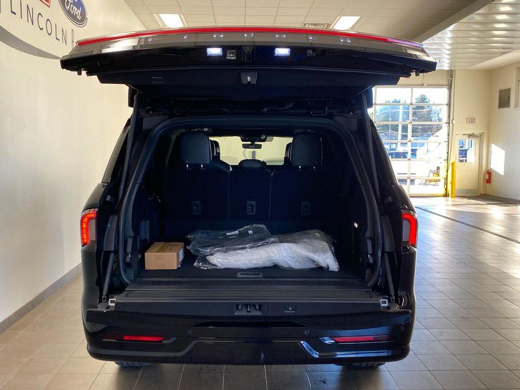new 2025 Lincoln Navigator car, priced at $123,530