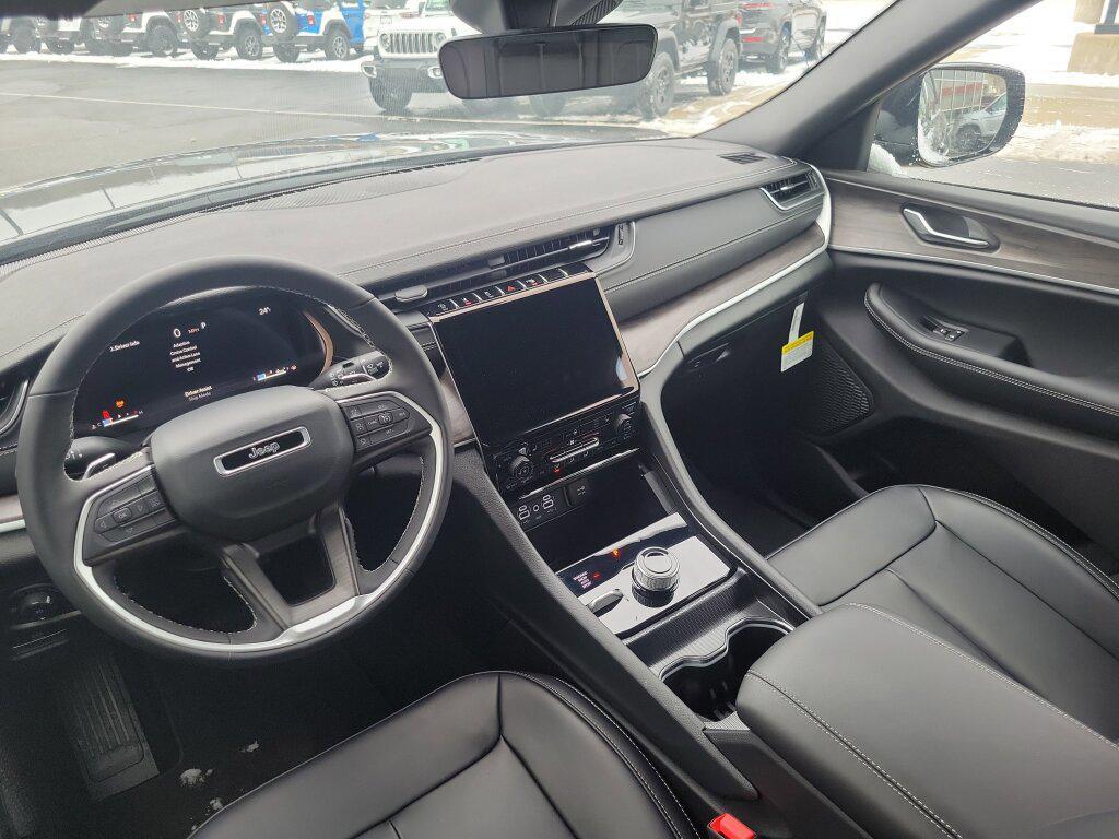 new 2025 Jeep Grand Cherokee car, priced at $44,795