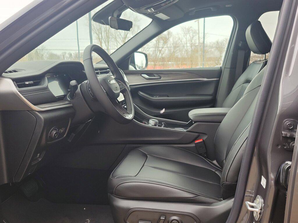 new 2025 Jeep Grand Cherokee car, priced at $44,795
