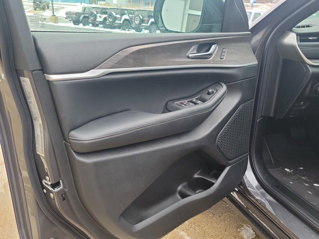 new 2025 Jeep Grand Cherokee car, priced at $44,795