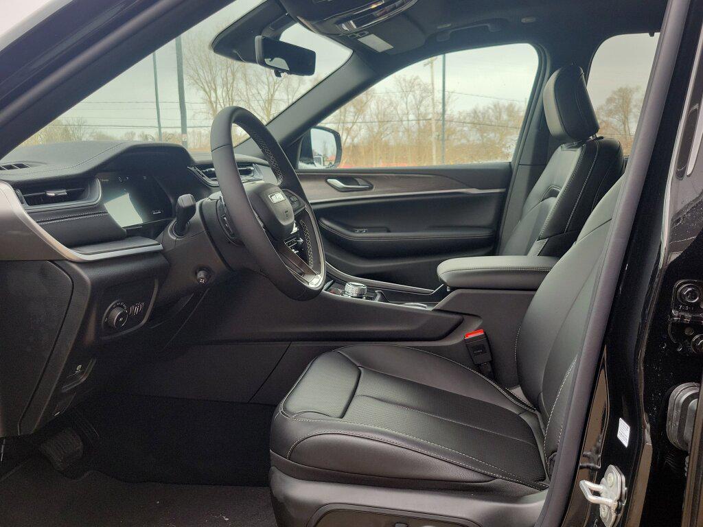 new 2025 Jeep Grand Cherokee car, priced at $48,495